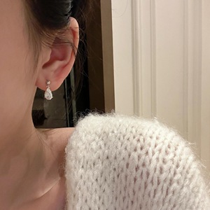 Pendientes de Plata de Ley S925 con Circonita en Forma de Gota de Agua Dinámica, de Alta Gama, en Oro de 18K, Elegantes y Frescos para Otoño e Invierno - Product Image 2