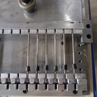 Machine de fabrication de connecteurs à broches pour chauffage, avec système de fixation manuel par broche et de fixation par particules plastiques