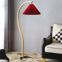 Lampe sur pied LED de style américain simple pour salon, design plissé, matériaux en bois et tissu, à commande au pied, intensité réglable, lampe de luxe pour chambre à coucher