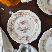 Service de vaisselle en céramique de style victorien de luxe, avec décor floral en dentelle rétro française, pour la maison, les événements et les mariages.