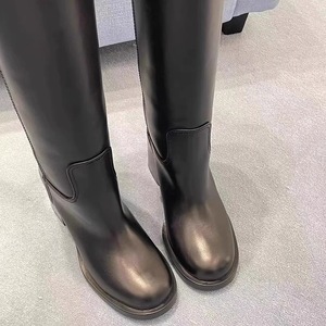 Vente en gros de <span class=keywords><strong>bottes</strong></span> d'automne longues personnalisées pour femmes <span class=keywords><strong>bottes</strong></span> au genou en <span class=keywords><strong>cuir</strong></span> véritable à bout rond et <span class=keywords><strong>mollet</strong></span> <span class=keywords><strong>large</strong></span> à talon épais pour femmes - Product Image 3