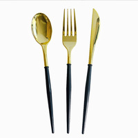 Couverts jetables de qualité supérieure avec des têtes de cuillères, fourchettes et couteaux dorées polies et des manches noirs durables pour une utilisation en soirée