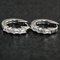 Boucles d'oreilles créoles Huggie en argent sterling 925 avec moissanite VVS taille baguette, fermeture à pression, style minimaliste, effet glacé, pour femme, vente en gros