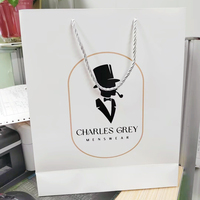 Custom Logo 230 Gramos Paperboard Paper Bags Coated Paper for Craft and Candle Black Gift Clothes Bolsas Papel for Shopping