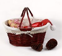 Cesta Decorativa de Armazenamento para Banheiro em Vime Oval Trançado à Mão com Acabamento em Mogno, Forro de Algodão Bordado Floral e Detalhes em Renda de Crochê
