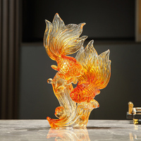 Sculpture transparente en résine ambrée de deux poissons rouges avec base ondulée, ornement de table porte-bonheur pour l'abondance annuelle