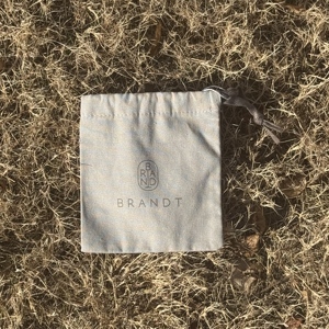 Pochette en toile de coton personnalisée en gros pour bijoux, biodégradable, avec rubans noirs – pour bracelets et bagues, certifiée GOTS - Product Image 2