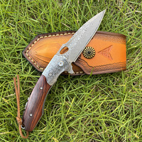 Couteau pliant de collection en acier Damas, très demandé, avec poignée en bois gravée, couteau de poche EDC portable avec étui en cuir