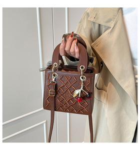 Nuevo Bolso de Moda para Dama, de Hombro o Cruzado, con Pañuelo de Seda a Cuadros Bordado y Correa de Hombro con Diseño de Rejilla - Product Image 2