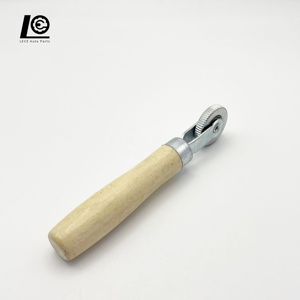 Outil de réparation de pneus de haute qualité, rouleau et aiguille à roulement à billes de 6 mm avec manche en bois - Product Image 2