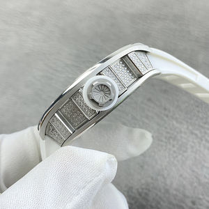 Montre de luxe pour homme avec boîtier entièrement serti de diamants, bracelet en caoutchouc blanc, design en forme de barillet, mouvement apparent, collection pour gentlemen. - Product Image 2