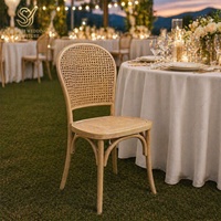 Wetterfeste Rattan-Rückenlehne PP-Kunststoff-Stühle Elegante Natürliche Holzoptik Sitzgelegenheiten für Landhaus-Hochzeit Esszimmer