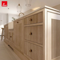 Meubles sur mesure en chêne blanc Alland, armoires de cuisine, solutions de rangement intemporelles en bois clair massif pour les constructeurs