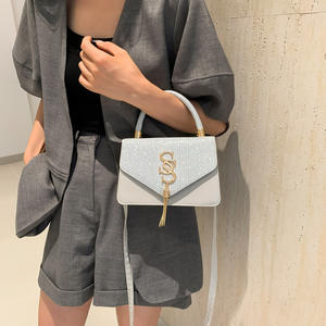 Sac à bandoulière pour femme en cuir PU brillant 2025, sac carré mignon tendance, pompon, bandoulière unique, sac à bandoulière tendance pour femmes - Product Image 3