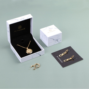 Boîte d'emballage pour bijoux, collier et boucles d'oreilles, en marbre imprimé de fleurs blanches, personnalisée par Boyang - Product Image 2