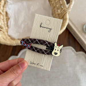 Il nuovo fermaglio ovale a forma di cucciolo con <span class=keywords><strong>lettere</strong></span> a quadretti in stile retrò coreano è realizzato in tessuto e presenta una frangia alla moda sulla <span class=keywords><strong>fronte</strong></span>. - Product Image 6