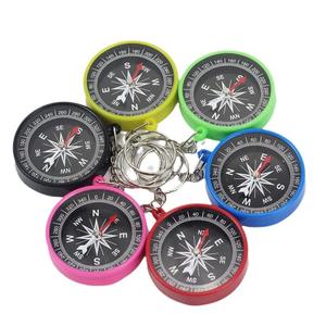 เข็มทิศขนาดเล็กพร้อมพวงกุญแจ เครื่องมือนำทางกลางแจ้งแบบพกพาสำหรับเด็กและการศึกษาการเดินป่า มีสีดำ น้ำเงิน แดง เขียว ชมพู - Product Image 2