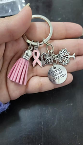 سلسلة مفاتيح بشريط للتوعية بسرطان الثدي ، رسالة ملهمة "لا تستسلم أبدًا" مع سحر الشجرة والقلب - Product Image 6