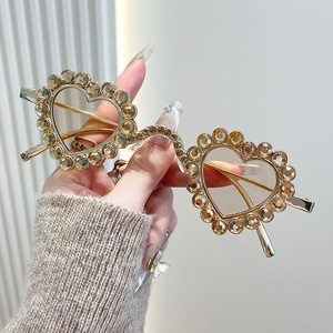 Lunettes de soleil en forme de cœur avec strass, monture en métal doré, protection UV400, lunettes de soleil tendance pour femmes, type 3 verres, matériau PC - Product Image 1