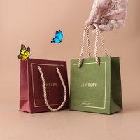Sacs cadeaux en papier pour bijoux avec logo personnalisé et poignées torsadées en coton, vente en gros d'usine OEM ODM
