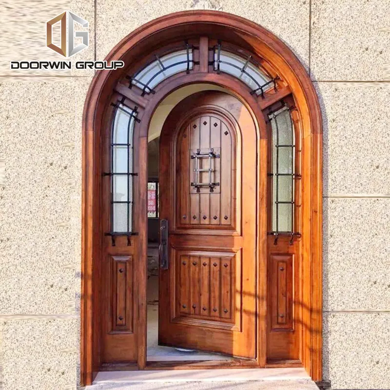 ประตูด้านนอกไม้มะฮอกกานีประตูทางเข้าด้านหน้ากับ Sidelites เปิดประตูบ้านไม้ทึบเข้าประตู