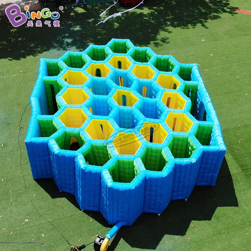 Labirinto inflável gigante do lazer do favo de mel da etiqueta do laser da decoração do parque de diversões labirinto inflável
