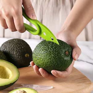 Outil à découper l'avocat 2-en-1 - Coupe-fruits et dénoyauteur en acier inoxydable avec éplucheur pour la cuisine, gadget pour une découpe rapide de guacamole - Product Image 2