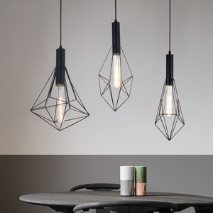 Lámpara Colgante LED Negra de Hierro Forjado Estilo Retro Americano, Diseño Creativo de Tres Cabezas Combinadas Tipo Três Mosqueteiros para Bar - Product Image 1