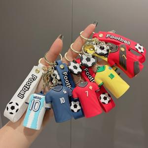 Porte-clés en caoutchouc souple pour maillot de football de la série Sports de plein air, rouge/bleu/jaune, pour voiture et sac, petit cadeau - Product Image 1