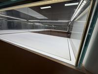 Vitrine de présentation de bijoux en acier inoxydable de luxe sur mesure avec éclairage LED, verre trempé, étanche et écologique pour magasins de détail