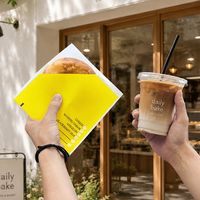 Sac en papier d'emballage alimentaire biodégradable et écologique avec logo personnalisé, emballage triangulaire pour les collations, les gaufres, les gâteaux
