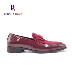 Chaussures rétro faites à la main pour l'automne, à enfiler, avec empeigne en PU rouge et velours, logo personnalisé, nœud décoratif, design léger et confortable - Product Image 3