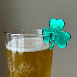 ป้ายชื่ออะคริลิกรูปโคลเวอร์ลายฮันนี่แอนด์สวีทเนส หนา 2.5 มม. จี้ค็อกเทลแบบสั่งทำพิเศษสำหรับใส่แก้วเบียร์ เป็นของขวัญ - Product Image 1