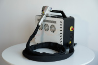 Nouveau modèle outil de retrait de peinture laser à impulsion cnc fibre métal laser élimination de la rouille machine de nettoyage 100w 200w sac à dos fabriqué en Chine