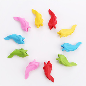 Empuñadura de lápiz de silicona ecológica con diseño de pez y delfín para corrección de escritura de estudiantes para niños - Product Image 4