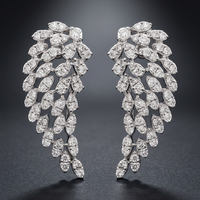 Boucles d'oreilles clous ailes d'ange symétriques en or jaune 14K plaqué rhodium avec diamants naturels taille brillant 0.6CTW pour femme – Luxe Divin