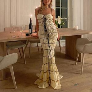 เดรสลำลองคอลเลคชั่นใหม่ ราคาถูก คุณภาพสูง สำหรับฤดูใบไม้ร่วง ดีไซน์เก๋ไก๋ สายเดี่ยว คอวีลึก ผ้าฝ้ายทรงแม็กซี่ แต่งระบายพองๆ สำหรับผู้หญิง - Product Image 1