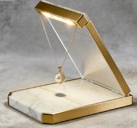 Vitrine à bijoux suspendue de luxe sur mesure, présentoir en acrylique avec cadre doré haut de gamme et éclairage LED