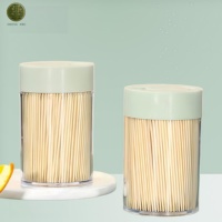 Cure-dents ronds en bambou dans un conteneur transparent portable pour les fruits, les collations, les restaurants, les hôtels et l'usage domestique