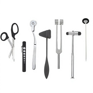 Kit de diagnostic tactique noir : marteau à réflexes C128/C512, diapasons, ciseaux à pansements, stylo pupillaire, poignée chirurgicale, manuel - Product Image 3
