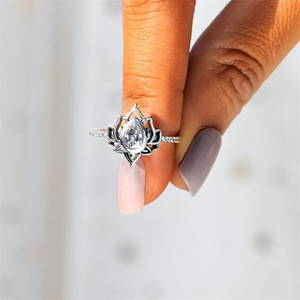 Anello Q256 a Forma di Fiore di Loto per Donne, Zirconia Cubica Creata in Laboratorio, Taglio a Pera, Montatura a Griffe, Anello di Fidanzamento Buddista alla Moda - Product Image 5