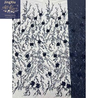 Tissu brodé avec appliques florales 3D bleu marine et motifs de sequins sur maille nude pour la confection de robes de mariée et de soirée - Vente en gros