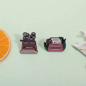 Lo smalto della macchina da scrivere di fiori di moda spilla le parole del dipartimento dei poeti torturati importa spille distintivo gioielli regalo - Product Image 2