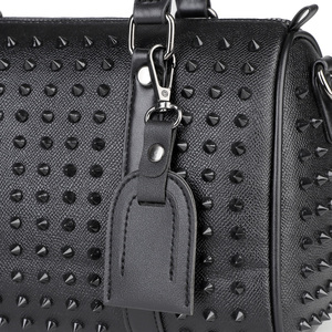 Borsa <span class=keywords><strong>da</strong></span> <span class=keywords><strong>bowling</strong></span> in pelle nera con borchie a punta, tracolla regolabile e rimovibile, manici superiori e piedini in metallo, stile punk - Product Image 5