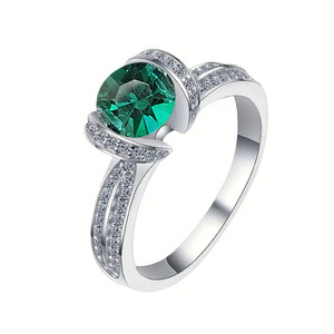 Anello di Lusso con Gemma Verde per Donne, Elegante Gioiello da Dito per Occasioni Formali - Product Image 1