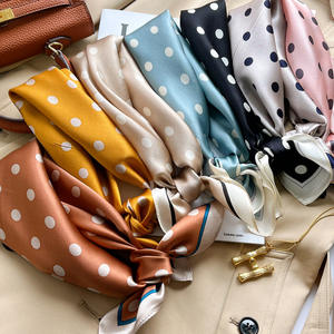 Pañuelo Cuadrado Pequeño de Seda de Morera Auténtica Beige con Estampado de Puntos [Polka Dot] para Mujer, Estilo Vintage, para Primavera, Otoño e Invierno, Combinable con Todo, Venta al Por Mayor - Product Image 2