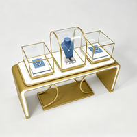 Ensemble de vitrines de présentation de bijoux de luxe sur mesure, en acier inoxydable doré et en verre, pour les bijouteries haut de gamme