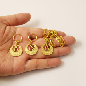Juego de Collares con Iniciales de Acero Inoxidable Chapado en Oro de 24K, Colección de Alfabeto para Aniversario, Nueva Zelanda, Kiribati, Micronesia, Guam - Product Image 1
