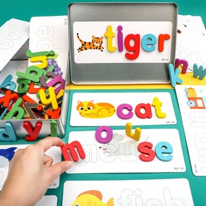 Juego de Aprendizaje del Alfabeto Inglés Básico para Niños de Hoye Crafts, Letras de Madera en Caja de Lata, Juego de Ortografía de Palabras - Product Image 1