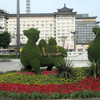 Grande sculpture de jardin en herbe artificielle, faite en Chine, avec cadre en fil de fer durable et plante verte de simulation